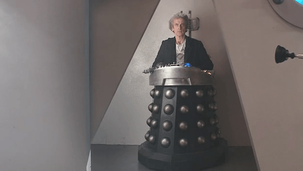 Man theft his chair like a boss lol!